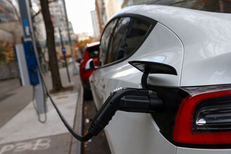 © Reuters. FILE PHOTO: An electric vehicle is seen charging in Manhattan, New York, U.S., December 7, 2021. REUTERS/Andrew Kelly/File Photo