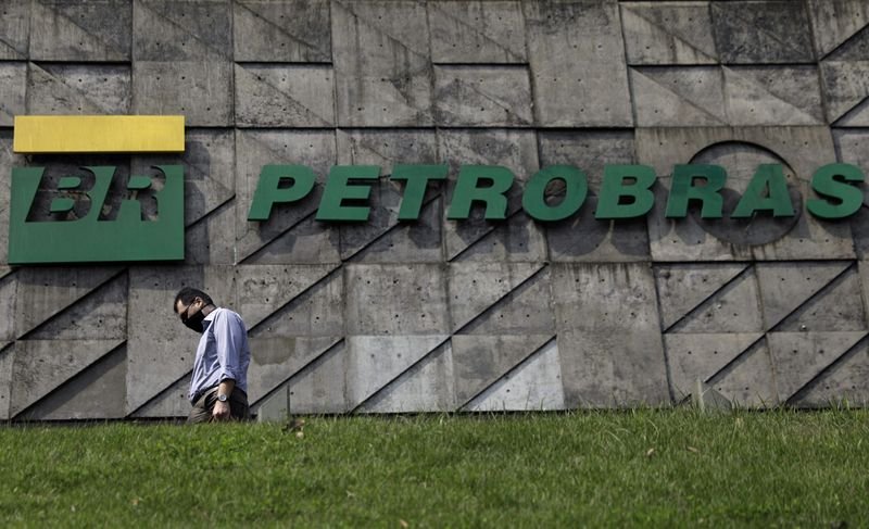 © Reuters. FILE PHOTO: A man walks past the headquarters of Brazilian oil company Petrobras in Rio de Janeiro, Brazil, September 10, 2020. REUTERS/Ricardo Moraes/File Photo