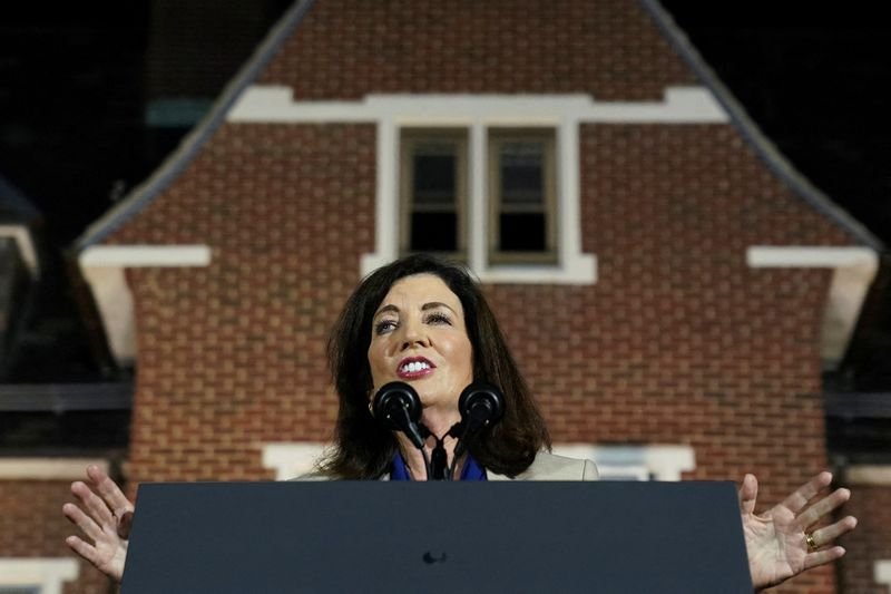 © Reuters. FILE PHOTO: New York Governor Kathy Hochul speaks during a campaign rally with other New York Democrats, in Yonkers, New York, U.S., November 6, 2022. REUTERS/Kevin Lamarque
