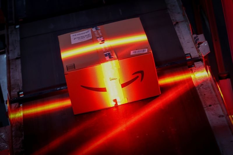 © Reuters. A fast-moving conveyor moves a package through a scanning machine on its way to a delivery truck during operations on Cyber Monday at Amazon